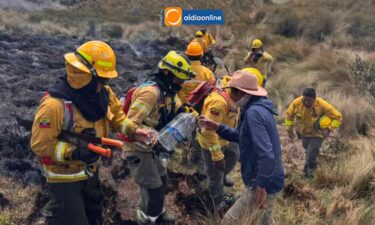 BOMBEROS LATACUNGA CONTROLA INCENDIO EN LA RESERVA LOS ILINIZAS