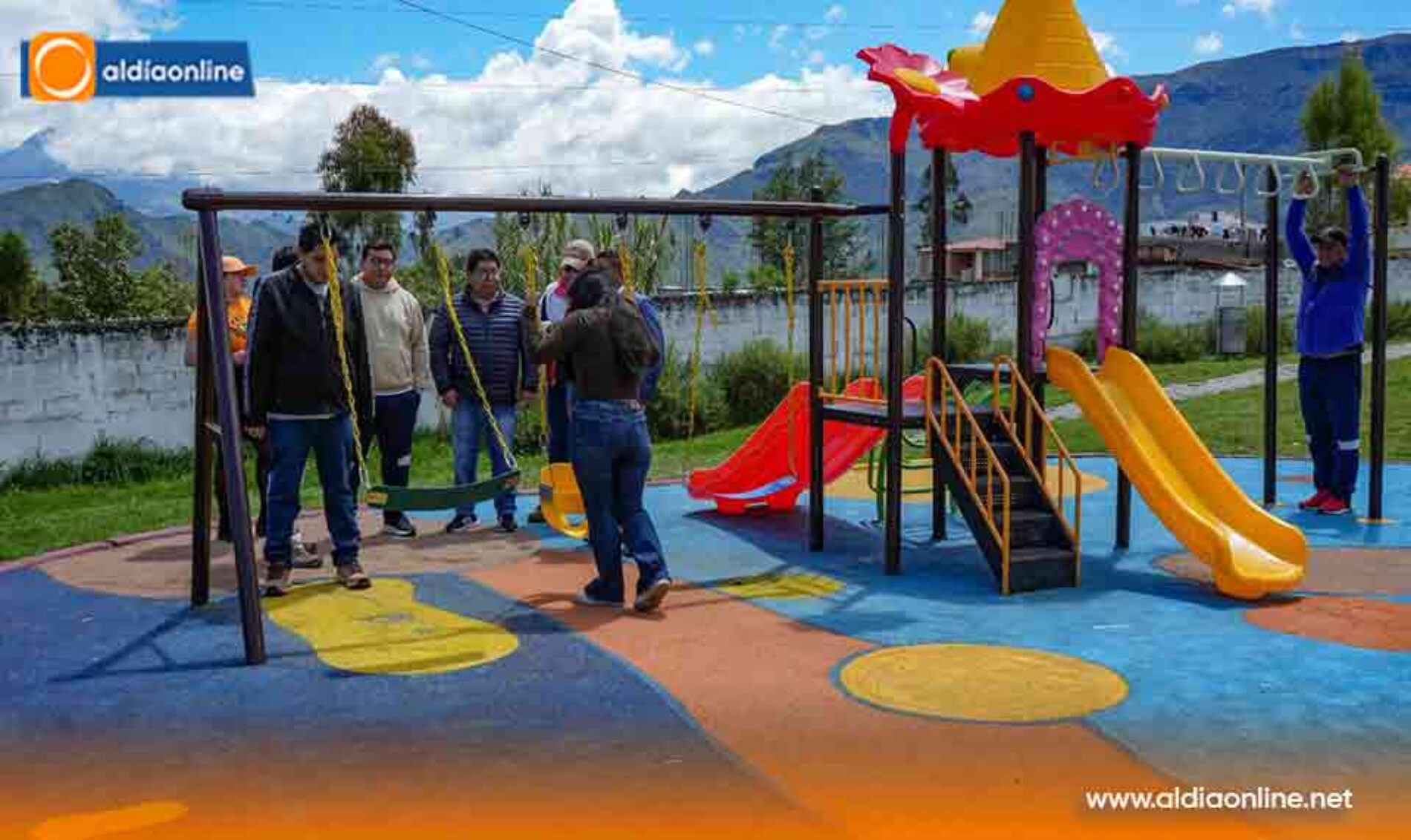 ALCALDE DE SIGCHOS FORTALECE LOS ESPACIOS EDUCATIVOS CON JUEGOS INFANTILES Y NUEVAS BATERÍAS SANITARIAS