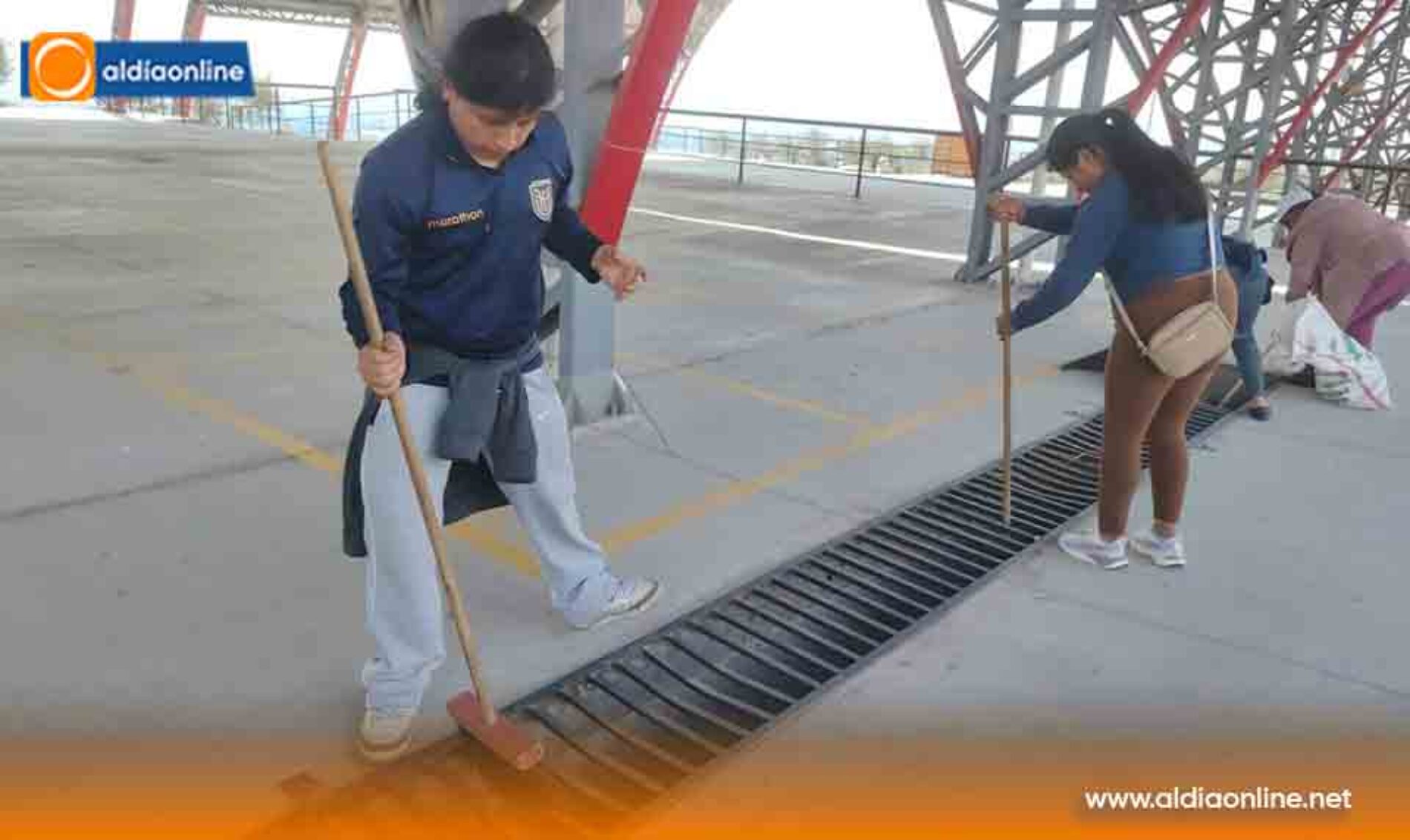 DIRECCIÓN DE SERVICIOS PÚBLICOS DESARROLLA NUEVA MINGA DE LIMPIEZA EN LA PLAZA ZUMBALICA