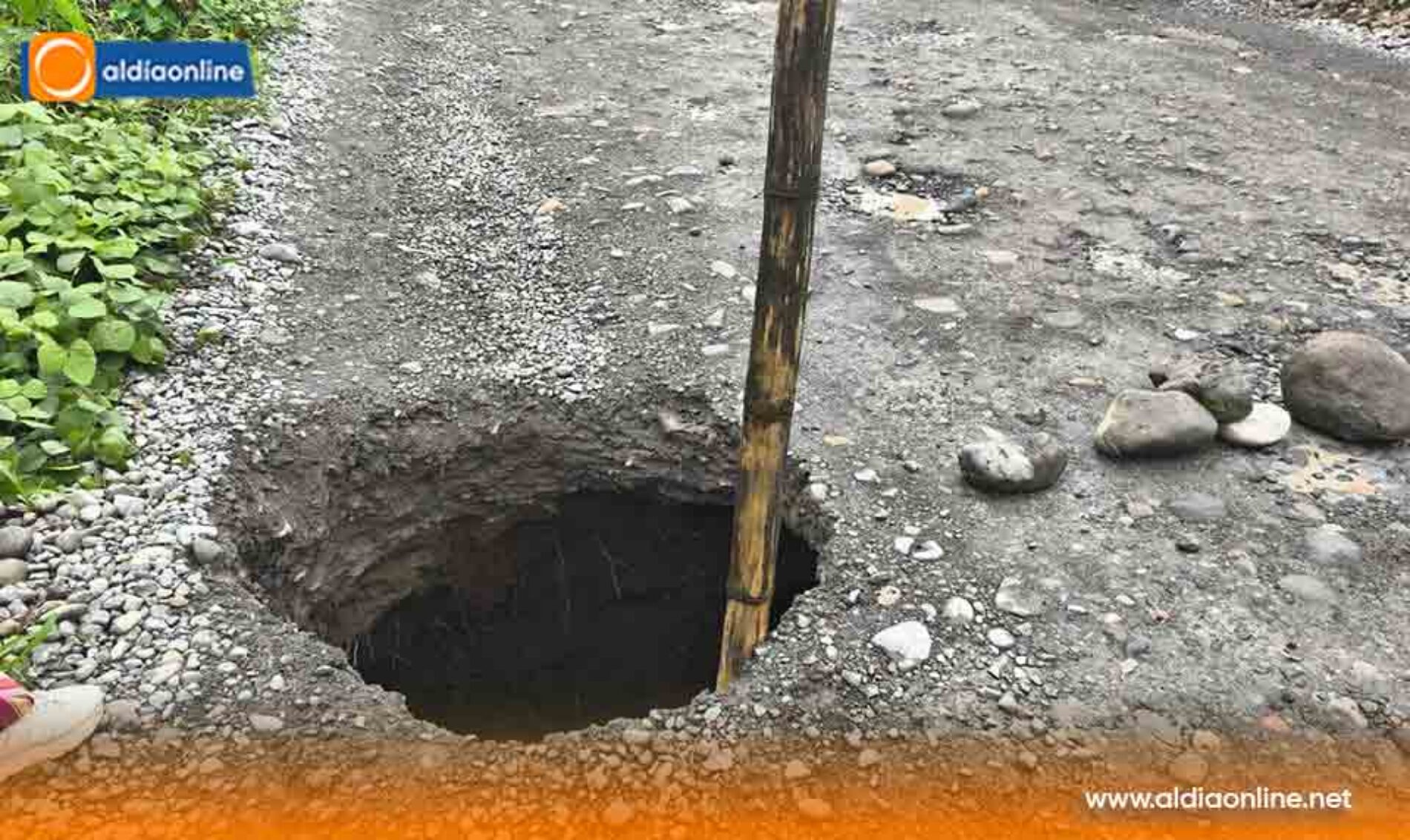EN LA MANÁ COLAPSA ALCANTARILLA Y DEJA INCOMUNICADA A LA ZONA AGRÍCOLA NORTE