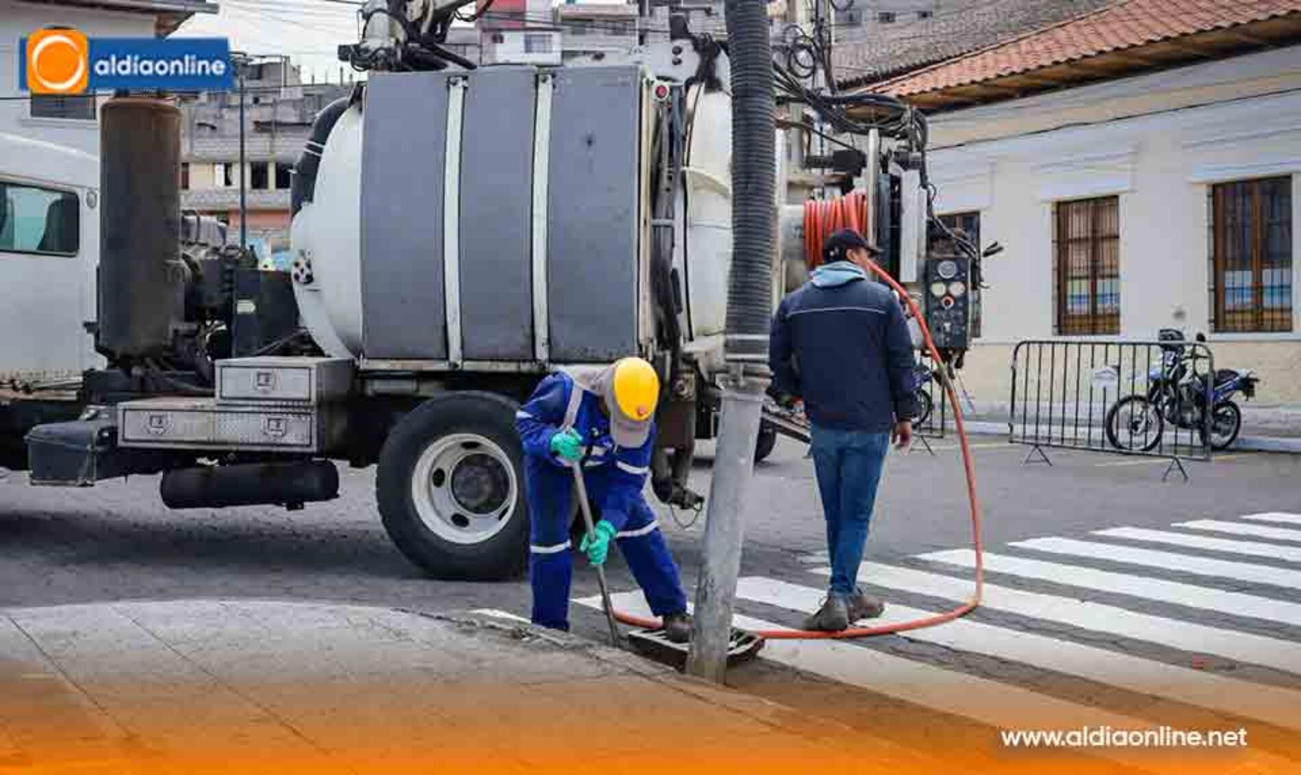 LATACUNGA REFUERZA LA LIMPIEZA DE ALCANTARILLAS PARA PREVENIR INUNDACIONES