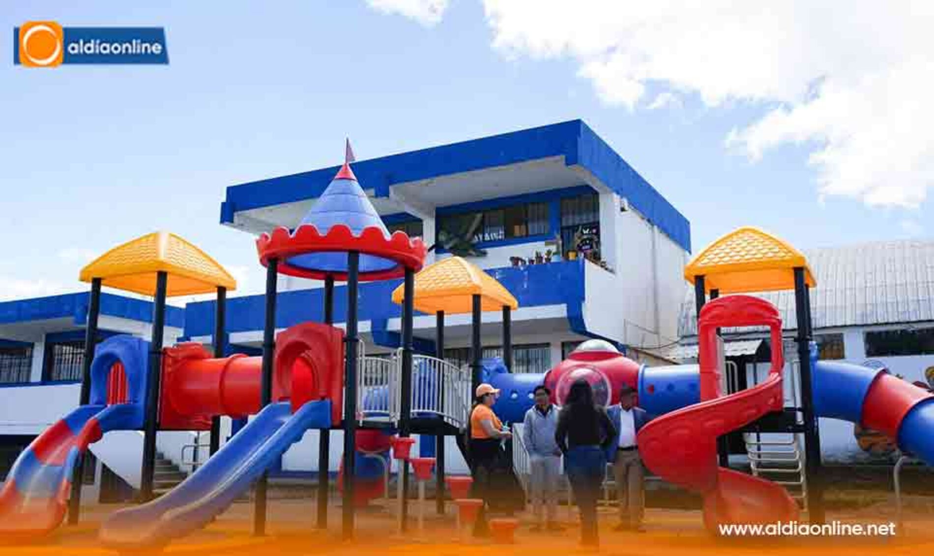ALCALDE DE SIGCHOS FORTALECE LOS ESPACIOS EDUCATIVOS CON JUEGOS INFANTILES Y NUEVAS BATERÍAS SANITARIAS