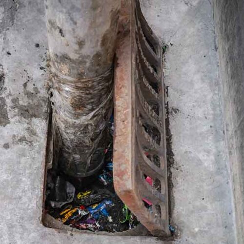 LATACUNGA REFUERZA LA LIMPIEZA DE ALCANTARILLAS PARA PREVENIR INUNDACIONES