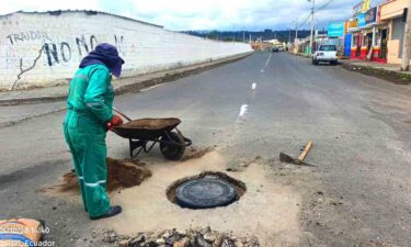 MUNICIPIO DE SAQUISILÍ REFUERZA LA SEGURIDAD CIUDADANA CON LA REPOSICIÓN DE TAPAS DE POZOS SUSTRAÍDAS