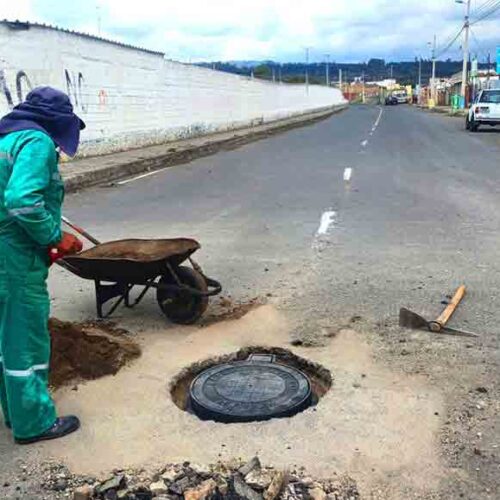 MUNICIPIO DE SAQUISILÍ REFUERZA LA SEGURIDAD CIUDADANA CON LA REPOSICIÓN DE TAPAS DE POZOS SUSTRAÍDAS