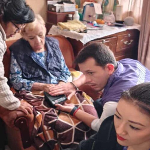 EN LATACUNGA, EL REGISTRO CIVIL LLEVÓ EL SERVICIO DE CEDULACIÓN A LA CASA DE ADULTA MAYOR CON DISCAPACIDAD VISUAL