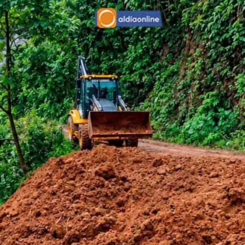 LA MUNICIPALIDAD DE PANGUA DESPLIEGA MAQUINARIA Y PERSONAL PARA HABILITAR VÍAS AFECTADAS POR DESLAVES